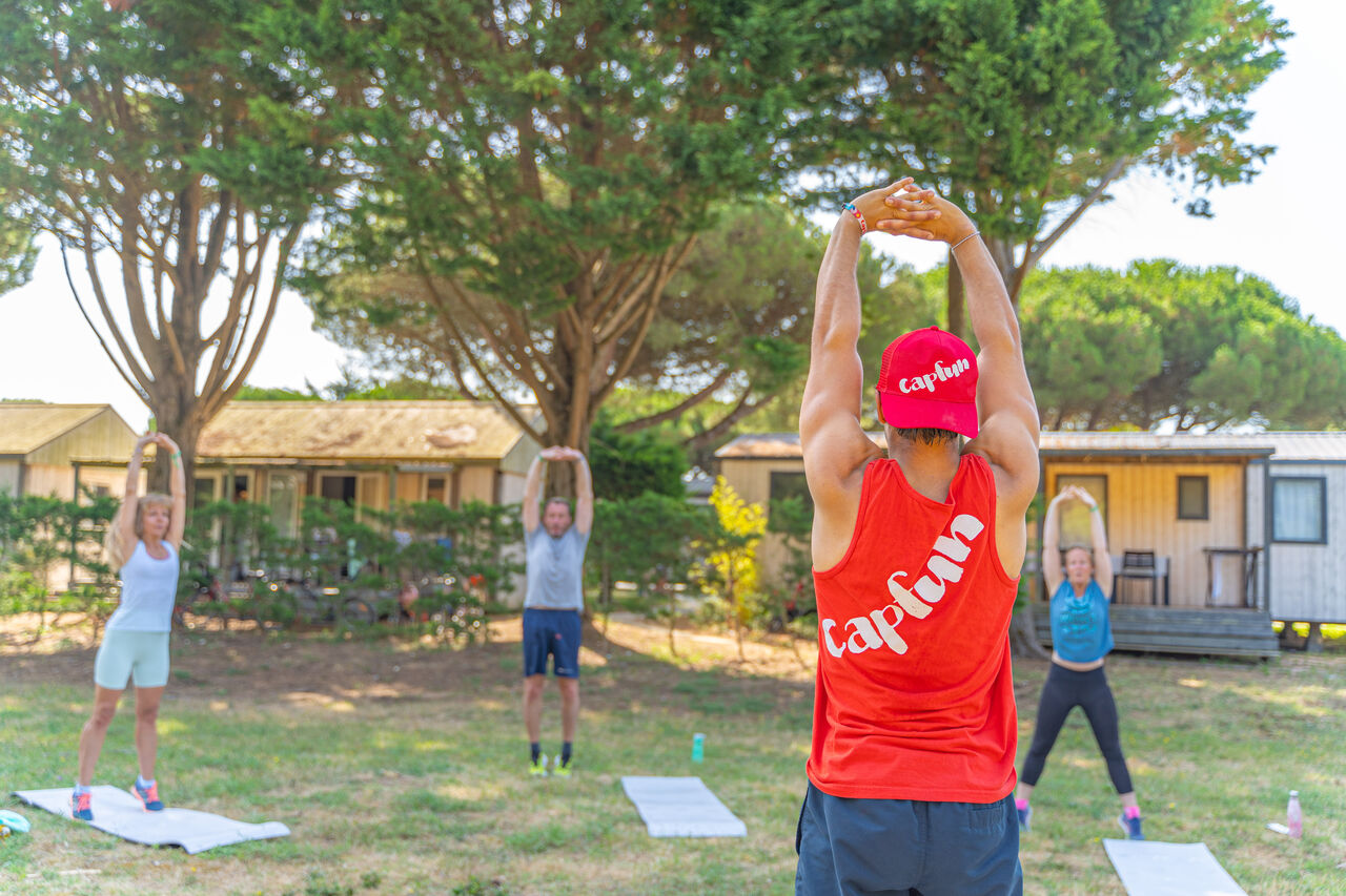 Cours de stretching en plein air avec animateur Capfun au camping CAPFUN Bonne Etoile � BOIS PLAGE EN RE (17).
