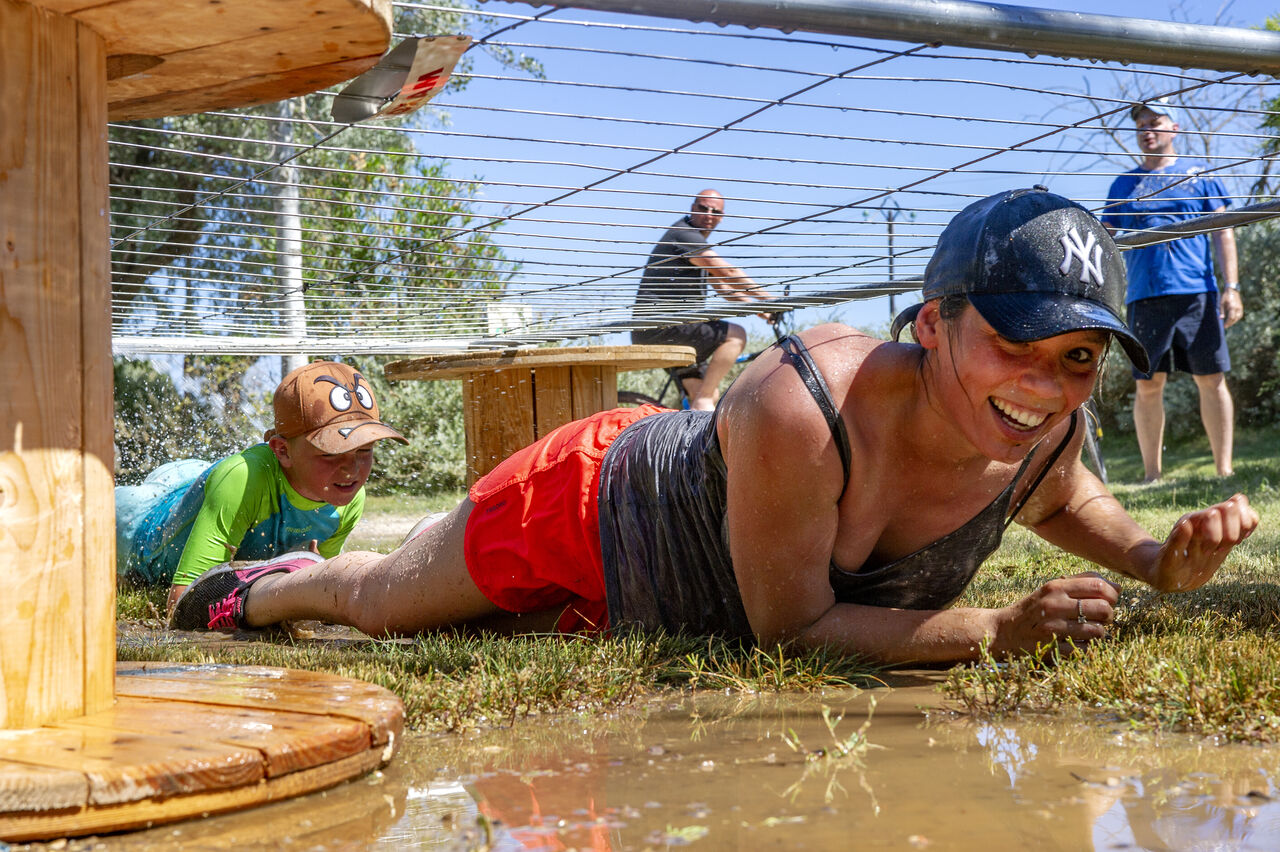 Parcours d'obstacles boueux, femme et enfant au CAPFUN Bonne Etoile, BOIS PLAGE EN RE.