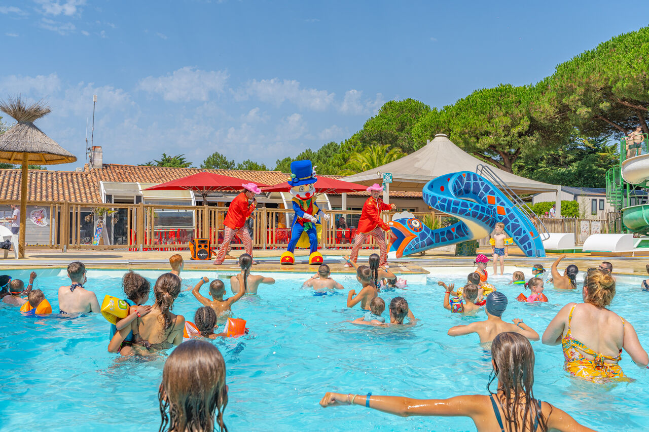 Piscine ext�rieure, animation, mascottes, toboggan, CAPFUN Bonne Etoile BOIS PLAGE EN RE.