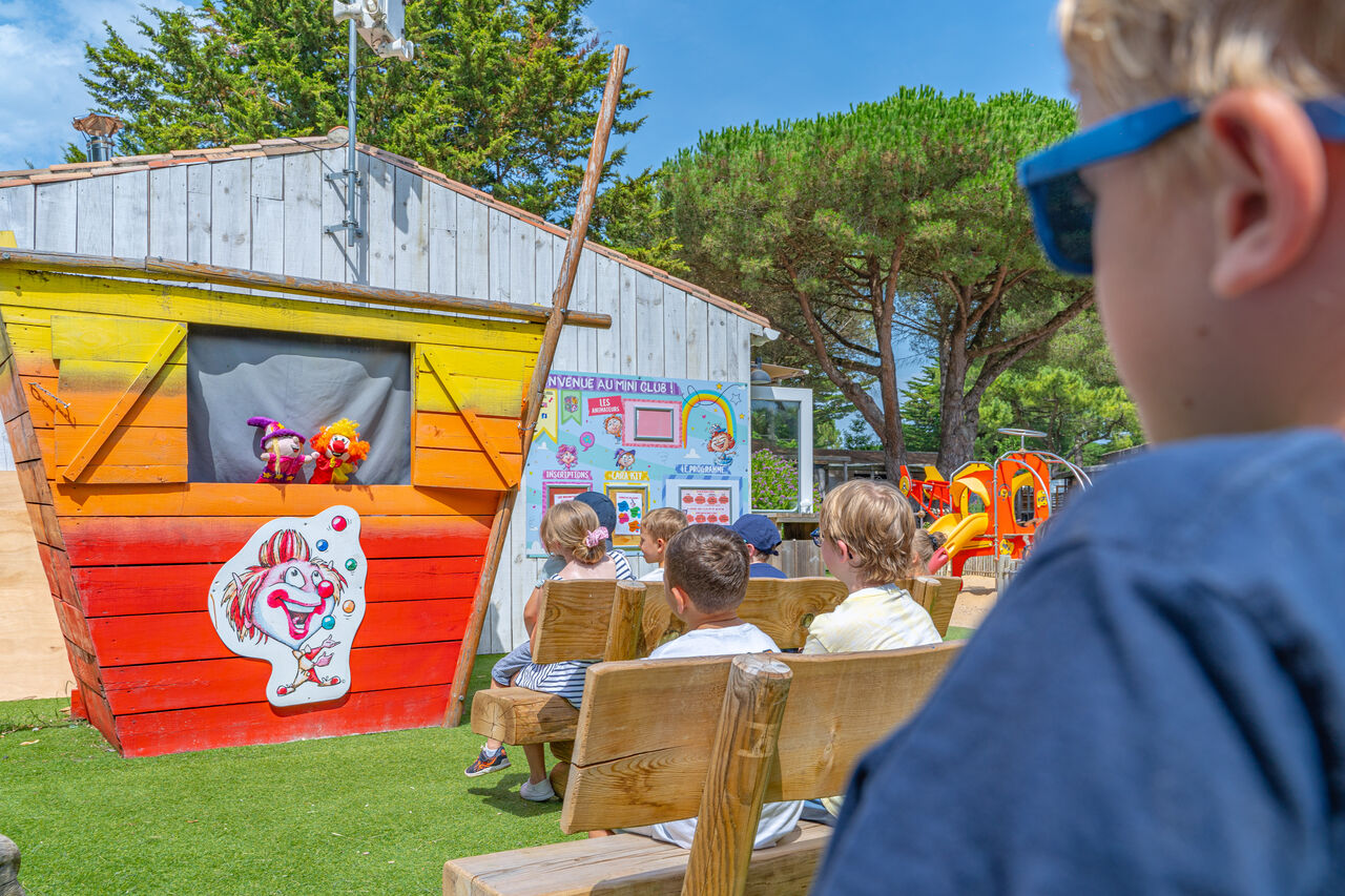Spectacle de marionnettes pour enfants au mini-club, camping CAPFUN Bonne Etoile � BOIS PLAGE EN RE.