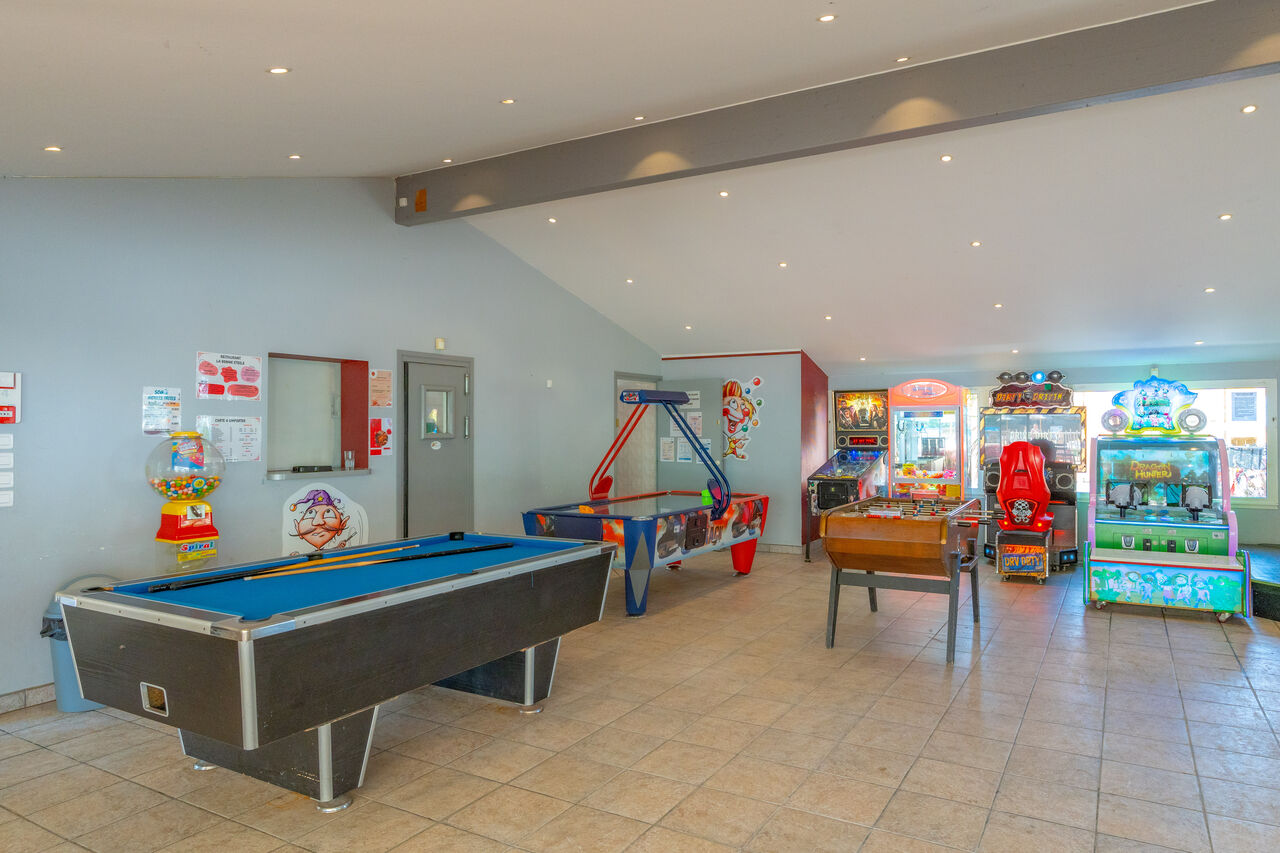 Salle de jeux, billard, air hockey, bornes d'arcade au CAPFUN Bonne Etoile.