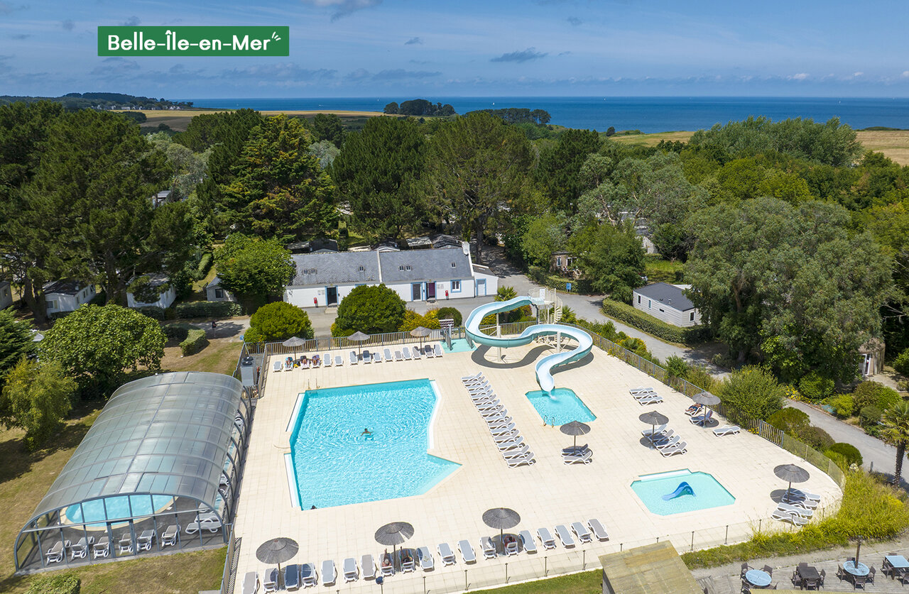 Piscines ext�rieure et couverte, toboggan au camping CLICOCHIC Bord�n�o Belle-�le-en-Mer.