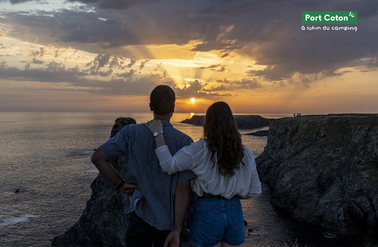 Couple admirant le coucher de soleil sur les falaises de Port Coton, Belle-�le-en-Mer.