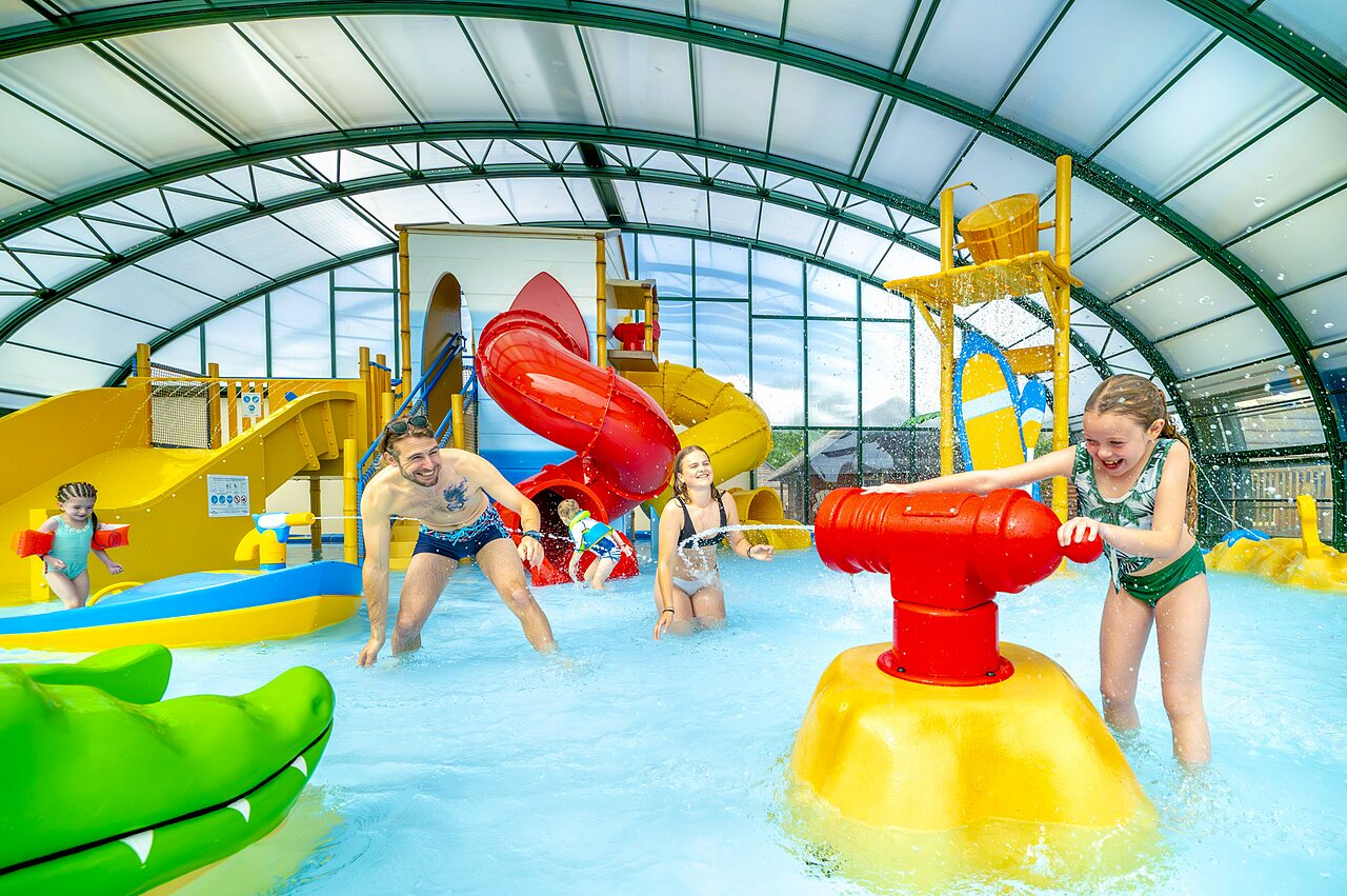 Parc aquatique couvert, toboggans, jeux d'eau, famille au camping CAPFUN Boucanet � LE GRAU DU ROI (30).