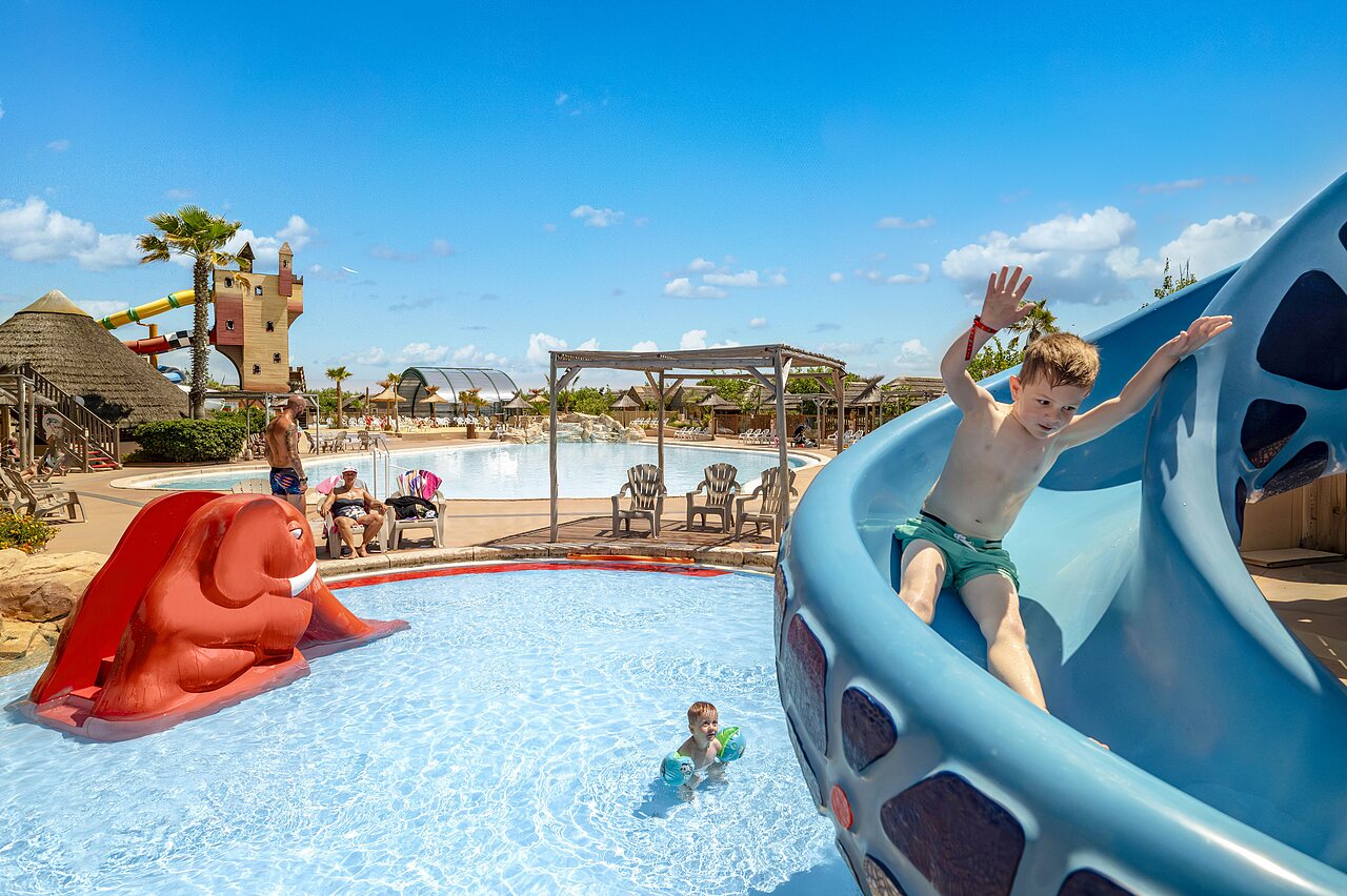 Toboggan, piscine au camping CAPFUN Boucanet � LE GRAU DU ROI (30).
