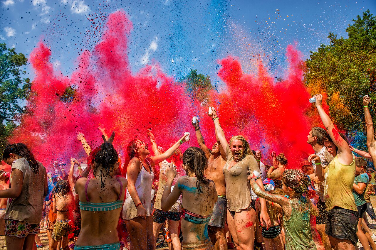 Animation poudre color�e, ambiance festive au camping CAPFUN Boucanet � LE GRAU DU ROI (30).