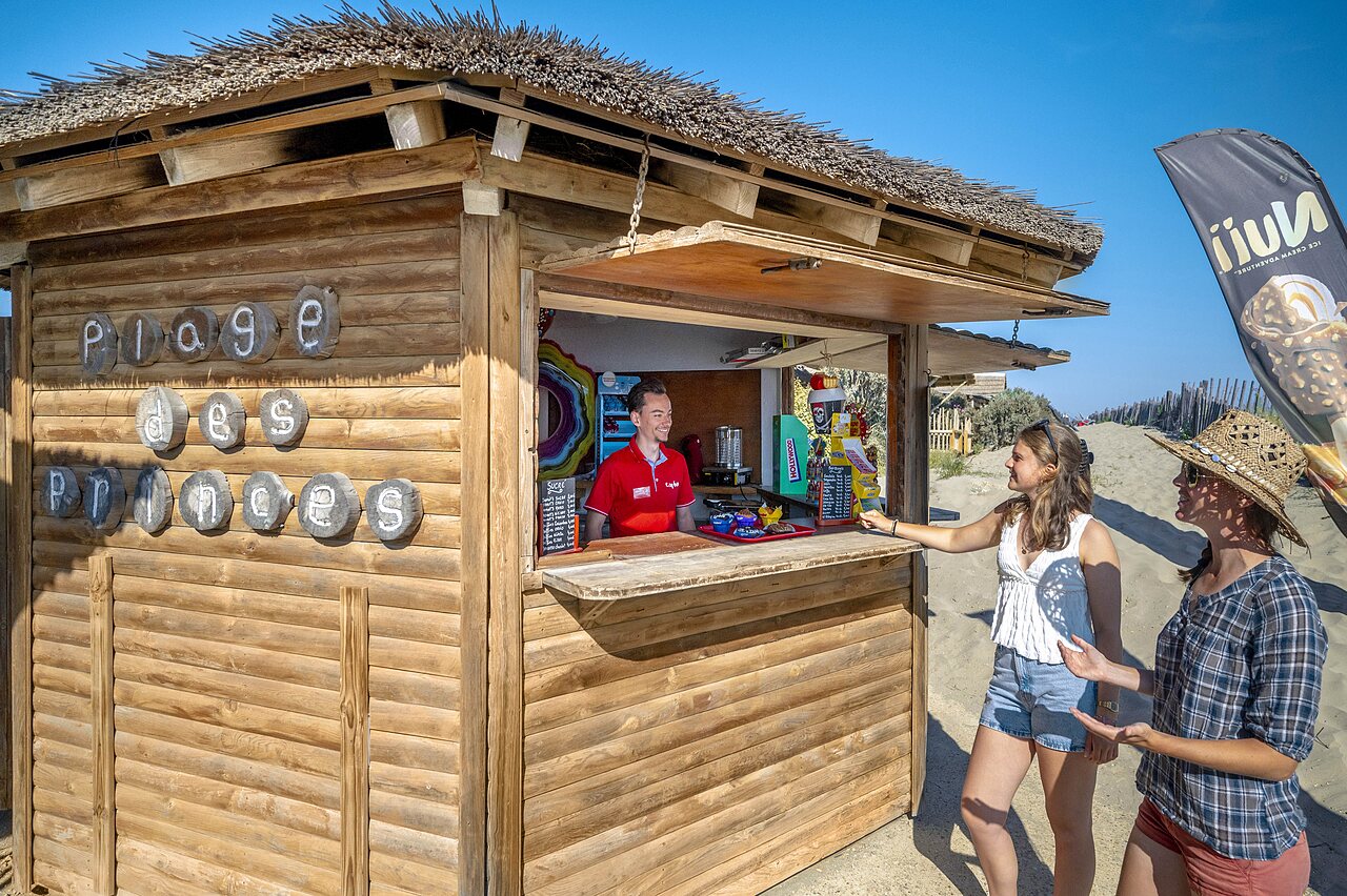 Bar de plage en bois, glaces et boissons, CAPFUN Boucanet, LE GRAU DU ROI (30).