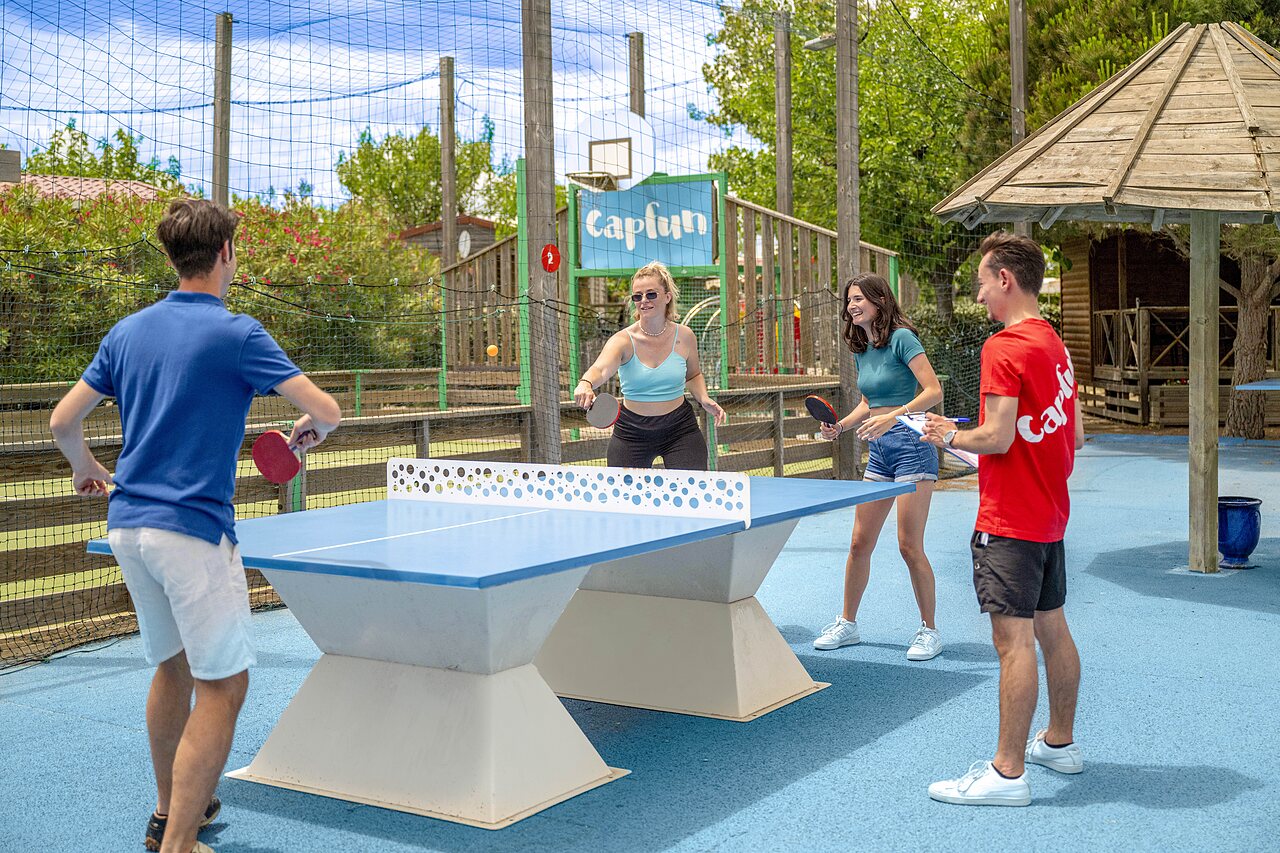 Tennis de table anim� au camping CAPFUN Boucanet � LE GRAU DU ROI.
