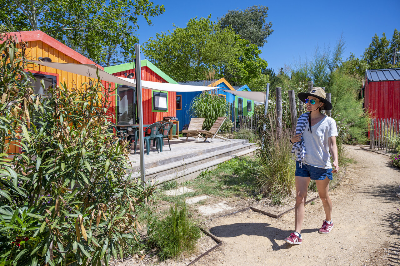 Cabanes color�es avec terrasses en bois au camping CLICOCHIC Cabanes d Ol�ron � ST GEORGES D'OLERON (17).