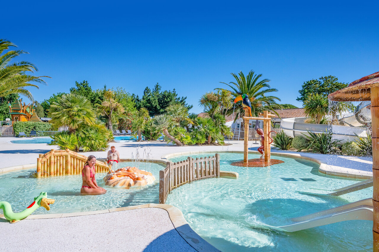 Piscine ludique, jeux d'eau, toboggans au camping CLICOCHIC Cabanes d Ol�ron.