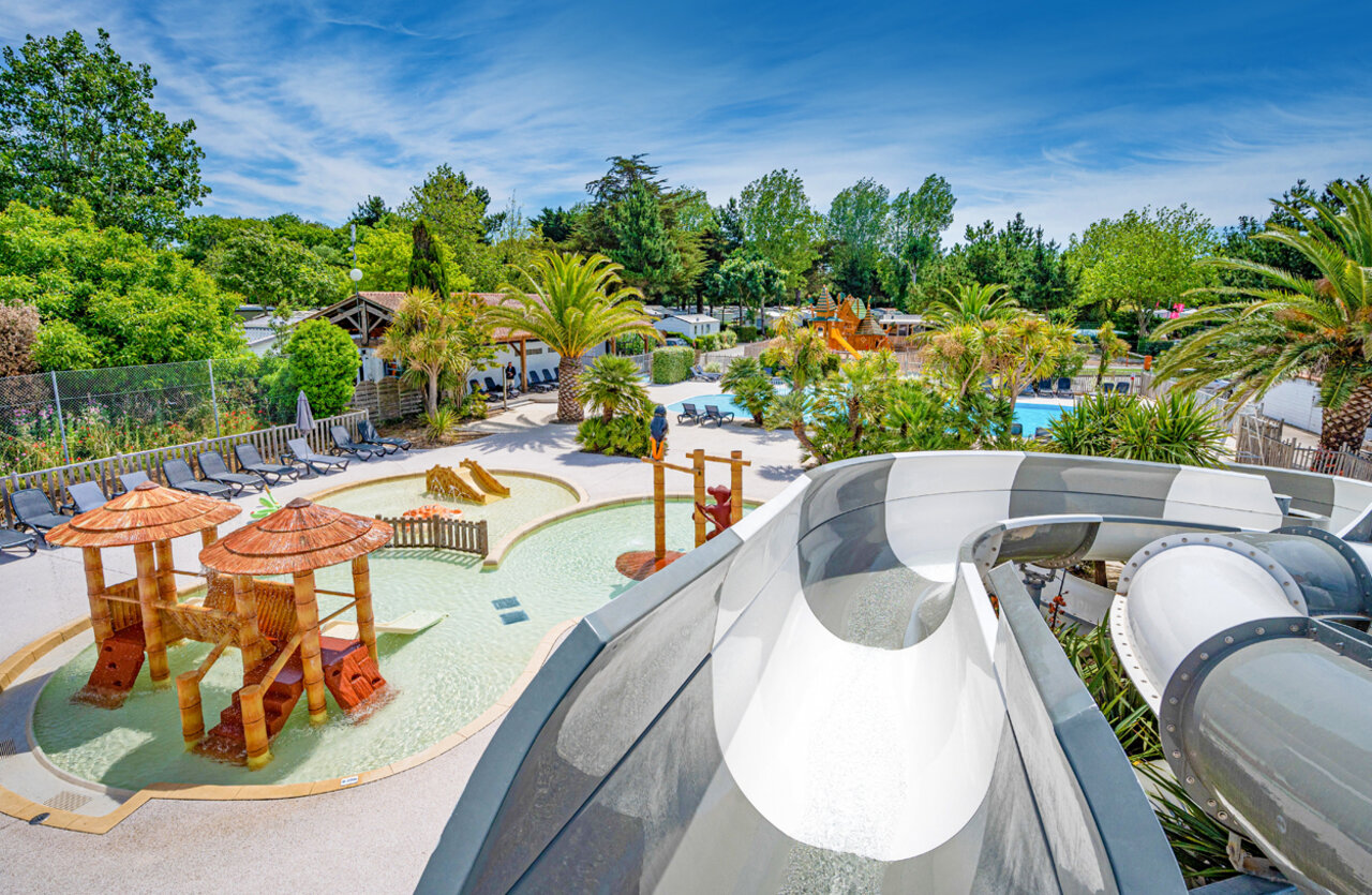 Grand toboggan aquatique, piscine ext�rieure et jeux d'eau pour enfants au camping CLICOCHIC Cabanes d Ol�ron � ST GEORGES D'OLERON (17).