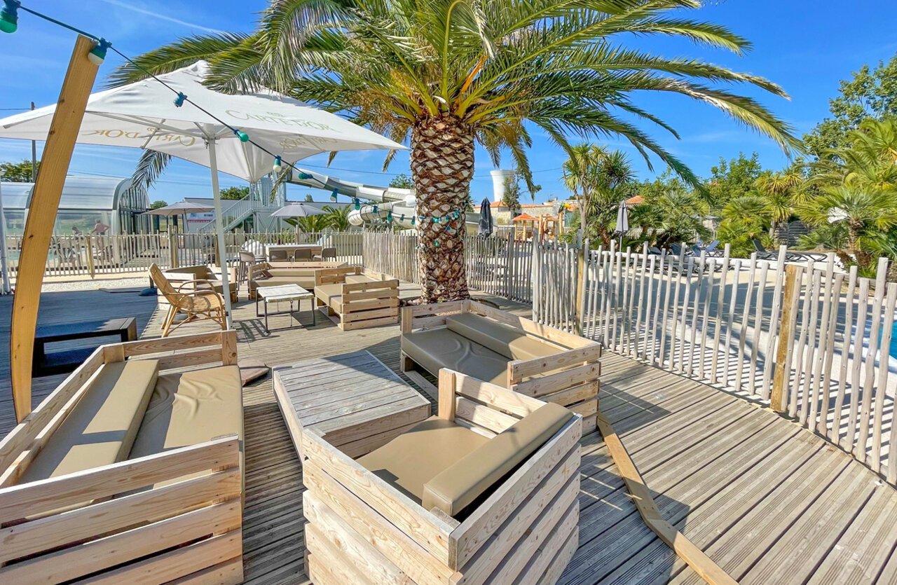 Lounge ext�rieur, bar et piscine au camping CLICOCHIC Cabanes d Ol�ron (17).