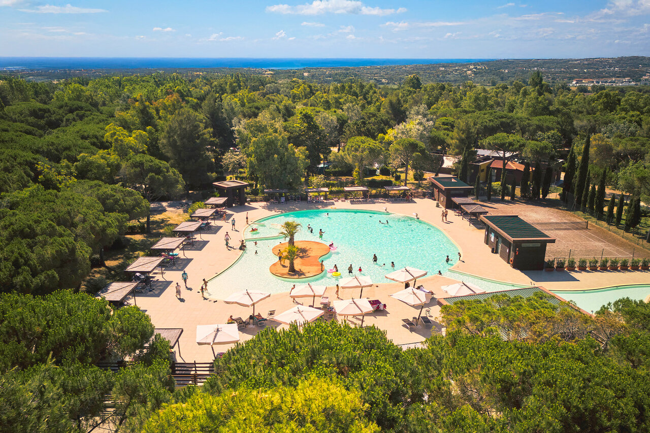 Grande piscine ext�rieure avec palmiers au camping CAPFUN Campo dei Fiori � Rosignano Marittimo (57).