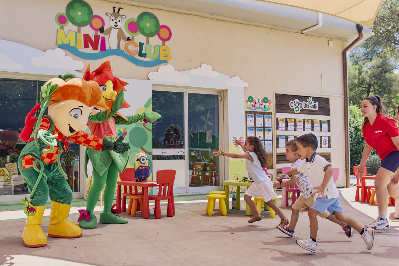 Mascottes et enfants s'amusant au Mini Club du camping CAPFUN Campo dei Fiori � Rosignano Marittimo (57).