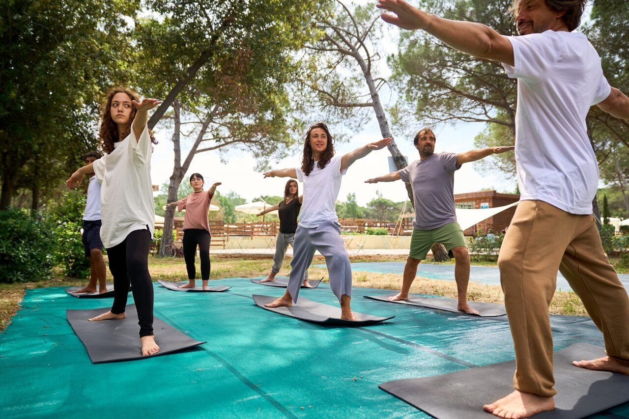 S�ance de yoga en plein air au camping CAPFUN Campo dei Fiori � Rosignano Marittimo.