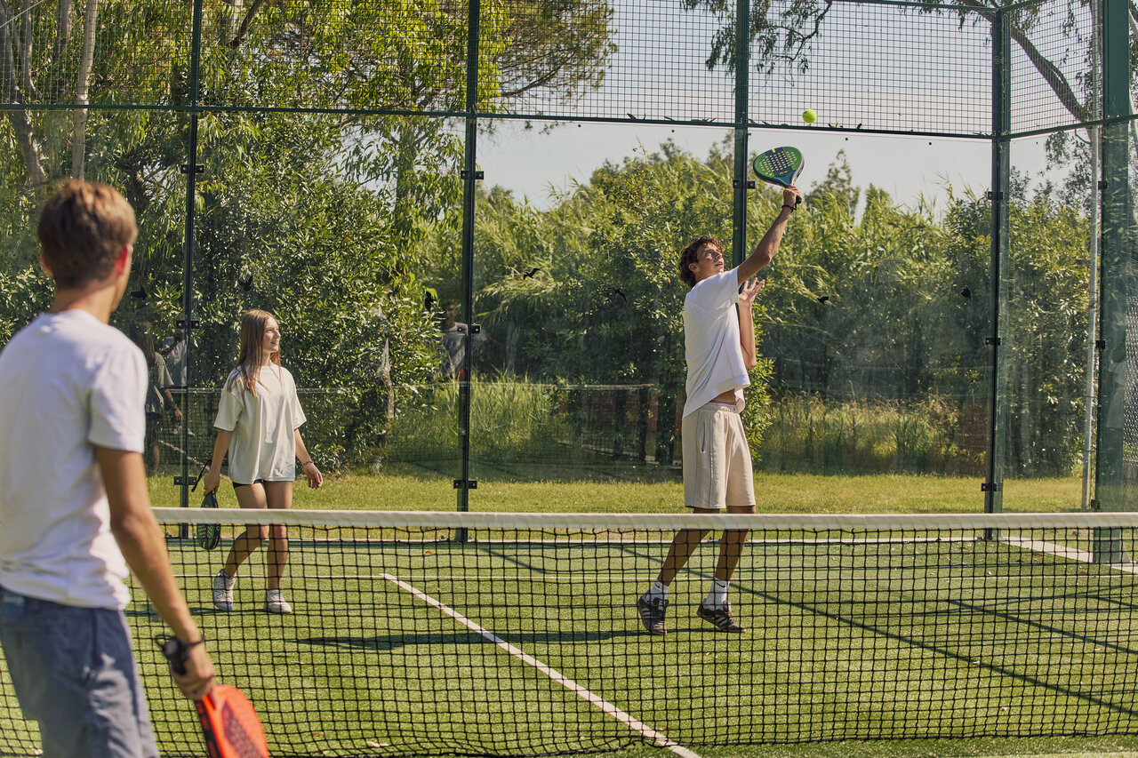 Jeunes jouant au padel sur le terrain du camping CAPFUN Campo dei Fiori � Rosignano Marittimo.
