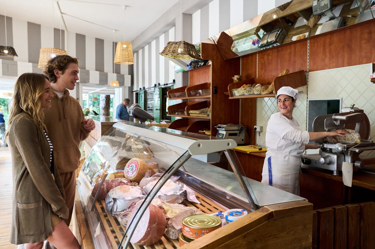 �picerie du camping avec charcuterie et fromages au CAPFUN Campo dei Fiori � Rosignano Marittimo (57).