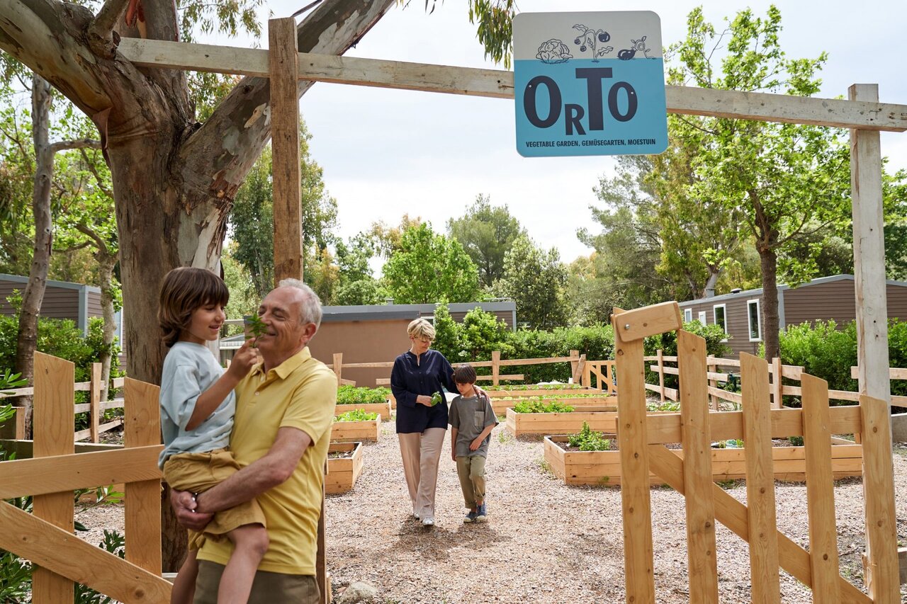 Famille profitant du jardin potager au camping CAPFUN Campo dei Fiori � Rosignano Marittimo (57).