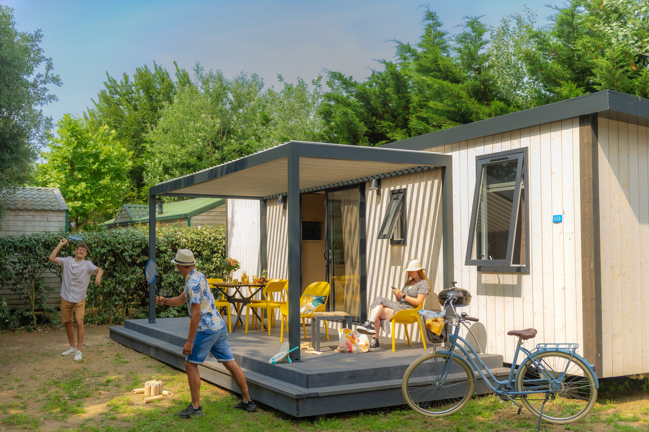 Mobile-home moderne, famille jouant, au camping CLICOCHIC Camp du Soleil � Ars-en-R�.