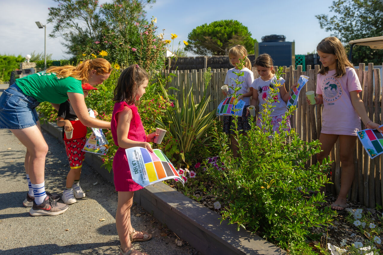 Enfants en chasse aux couleurs avec animateur au camping CLICOCHIC Camp du Soleil � Ars-en-R� (17).
