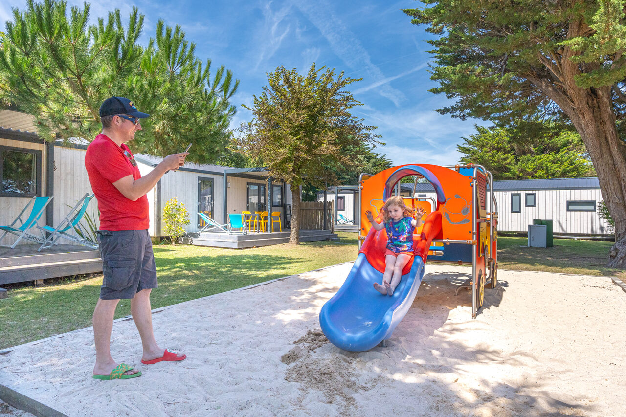 Toboggan, enfant, mobile homes au CLICOCHIC Camp du Soleil � Ars-en-R�.