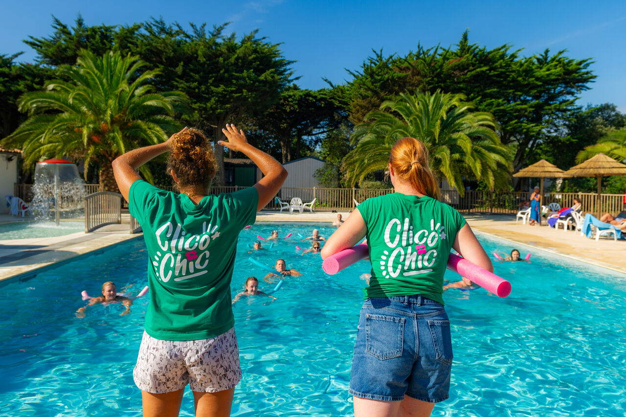 Animation aquatique en piscine au camping CLICOCHIC Camp du Soleil � Ars-en-R�.