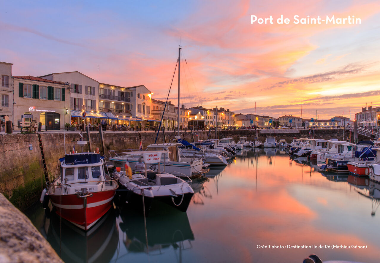 Port de Saint-Martin-de-R� au coucher du soleil, un lieu � visiter sur l'�le de R�.