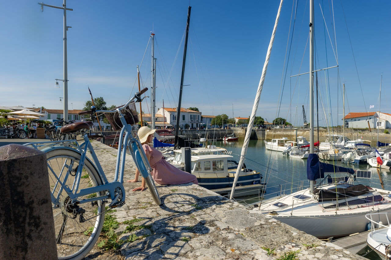Port pittoresque avec voiliers et v�lo, lieu � visiter pr�s d'Ars-en-R�.