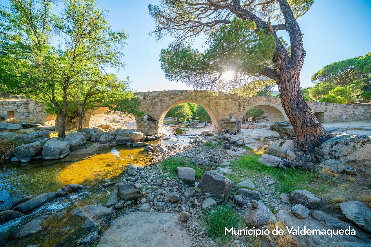 Piscine pour enfants et terrain de sport au camping CAPFUN El Canto La Gallina.