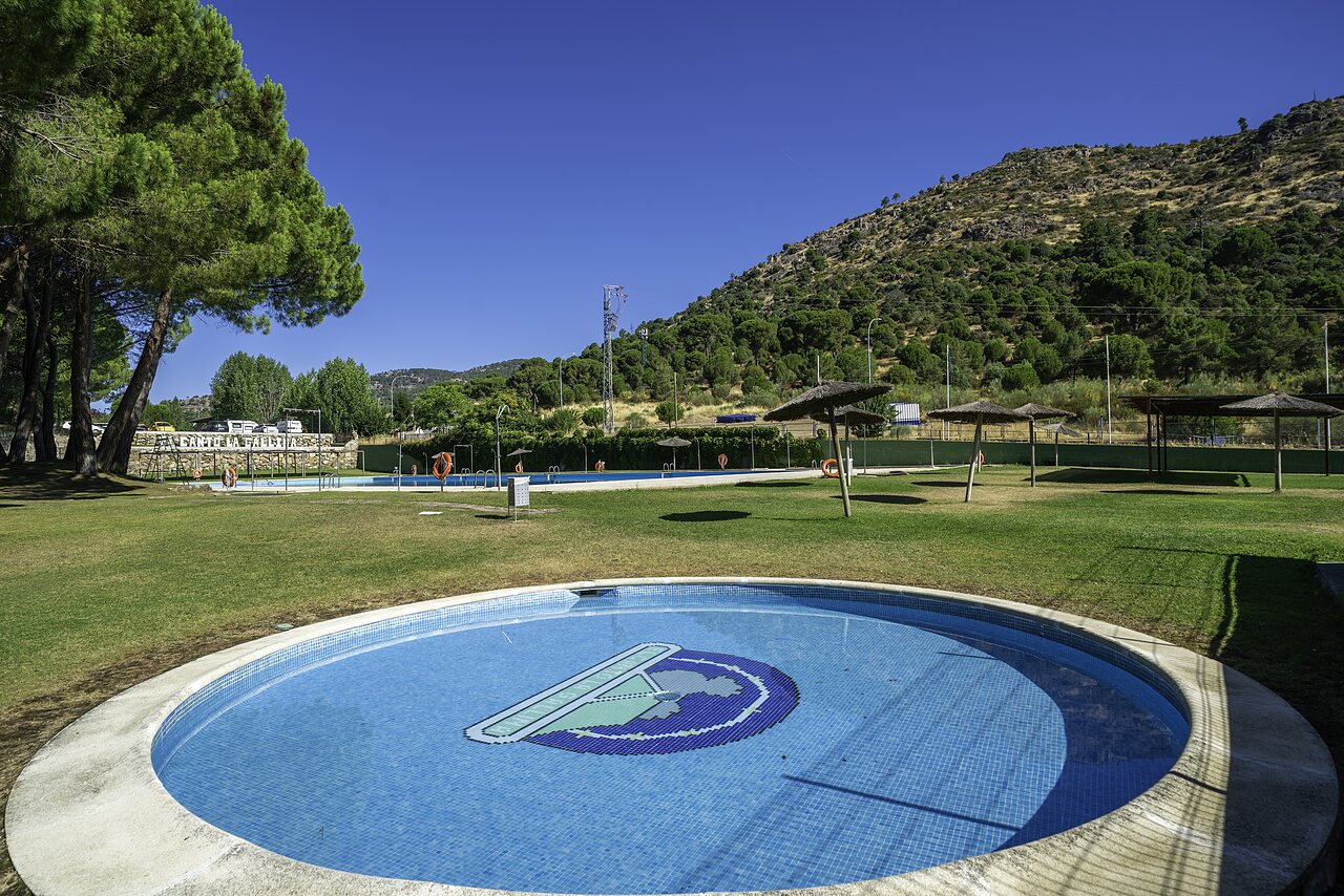 Piscines ext�rieures, pelouse et parasols au camping CAPFUN El Canto La Gallina (Madrid)