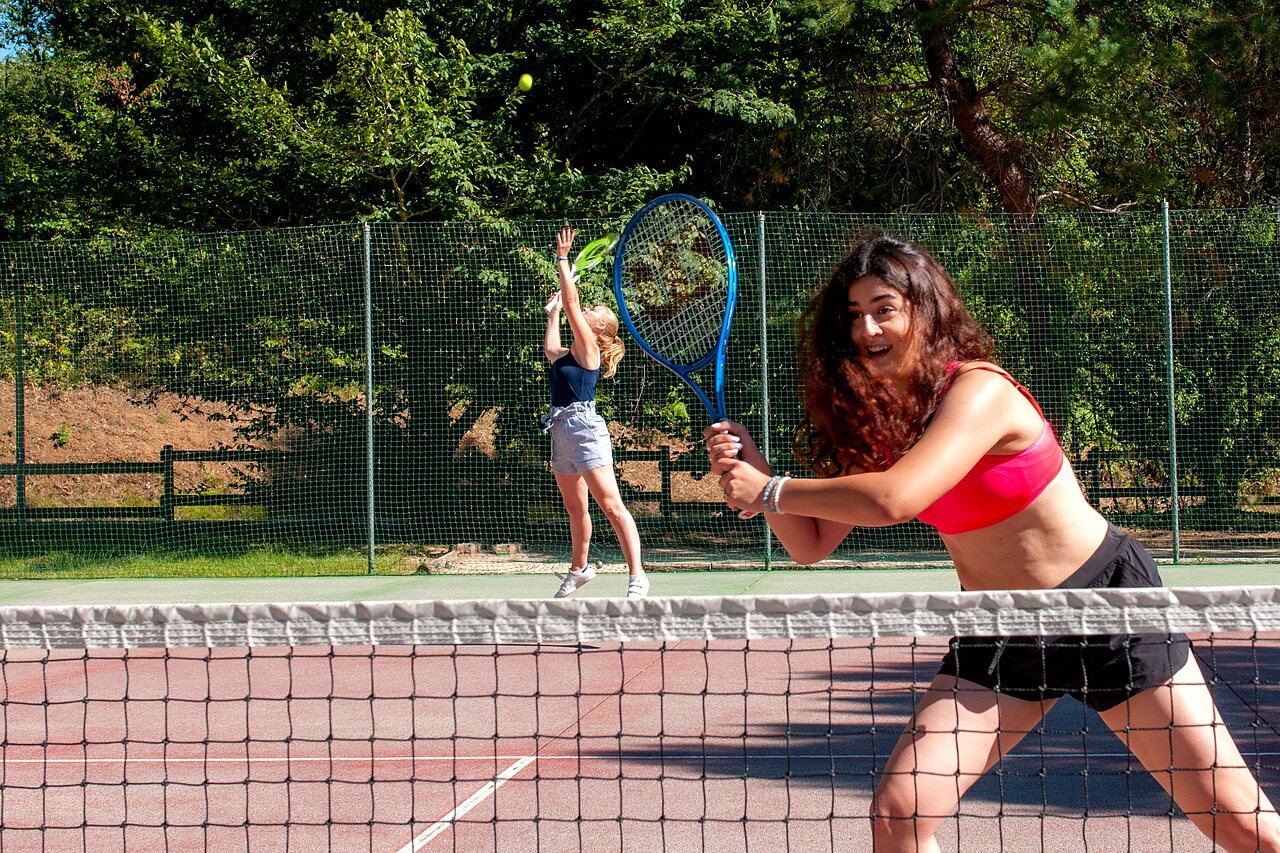 Joueuses de tennis sur le court du camping CAPFUN El Canto La Gallina � Valdemaqueda (Madrid).