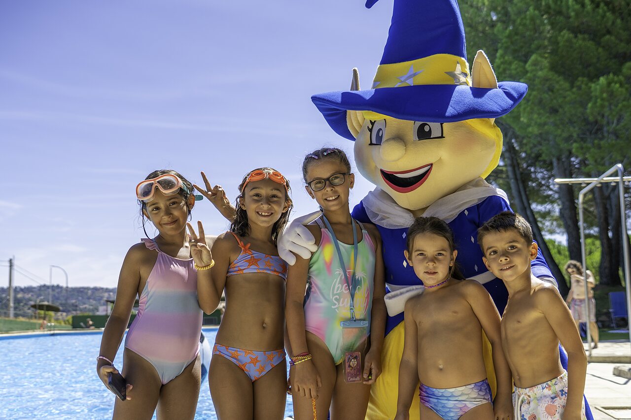 Mascotte, enfants et piscine au camping CAPFUN El Canto La Gallina � Valdemaqueda (Madrid).