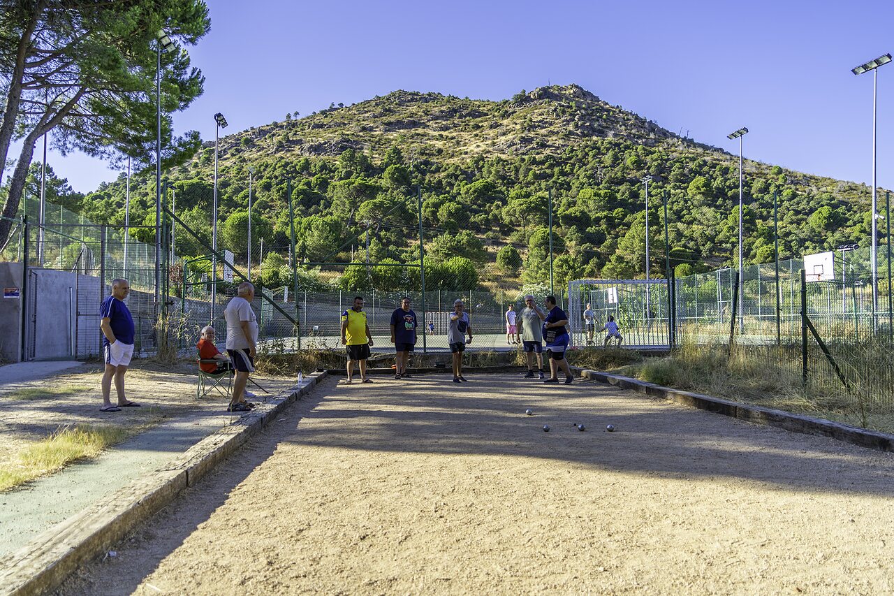 Terrain de p�tanque et sports au camping CAPFUN El Canto La Gallina � Valdemaqueda (Madrid).