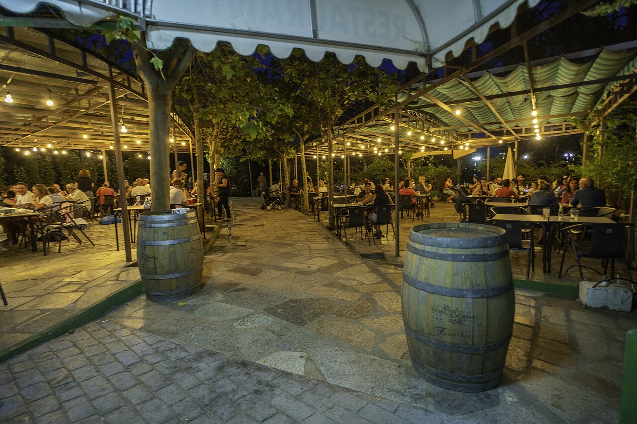 Restaurant ext�rieur anim� au camping CAPFUN El Canto La Gallina � Valdemaqueda (Madrid).