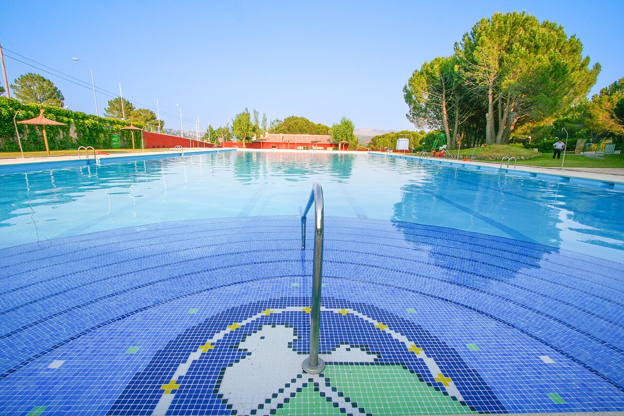 Piscine ext�rieure carrel�e bleue au camping CAPFUN El Canto La Gallina � Valdemaqueda (Madrid) (28).