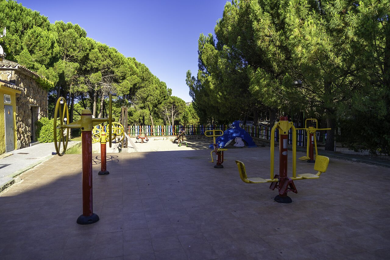 �quipements sportifs ext�rieurs et aire de jeux au camping CAPFUN El Canto La Gallina � Valdemaqueda (Madrid).