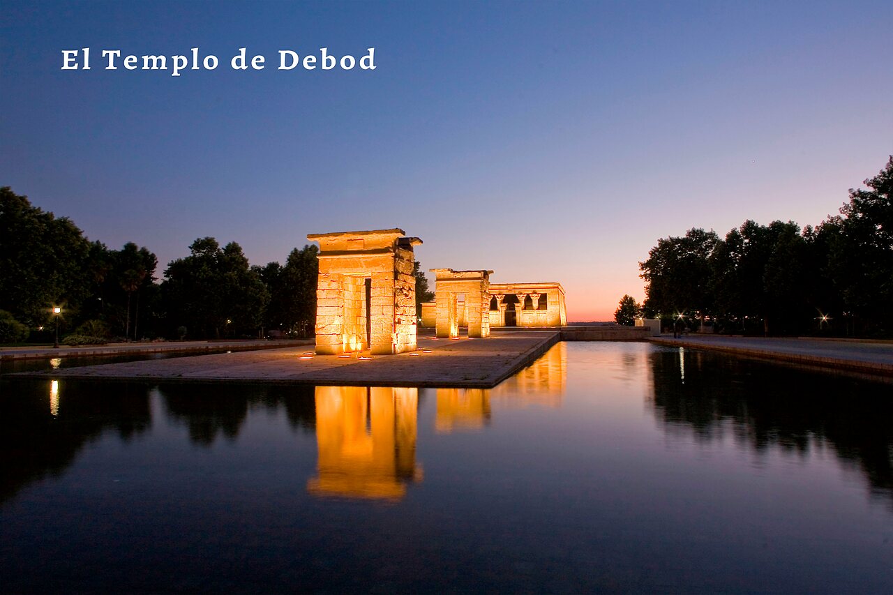 Temple de Debod illumin� au cr�puscule, reflet dans l'eau � Madrid.