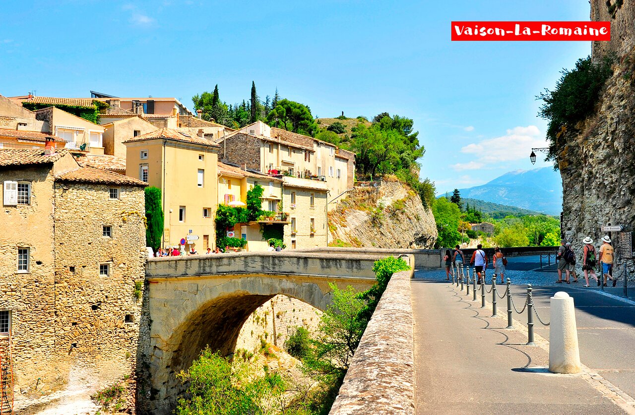 Pont romain et maisons anciennes de Vaison-la-Romaine en Provence, lieu � visiter.