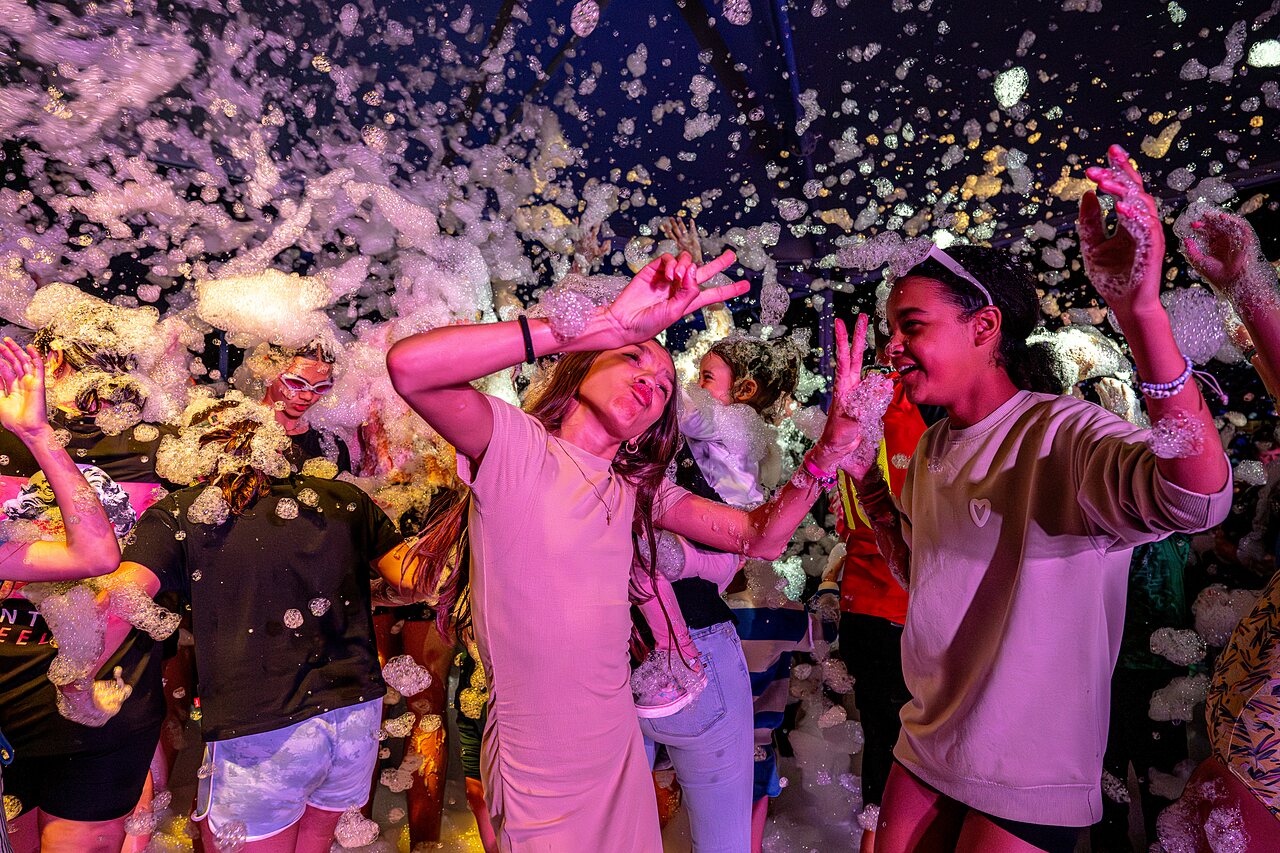 F�te mousse anim�e avec enfants et adolescents au camping CAPFUN Carpe Diem � VAISON LA ROMAINE (84).