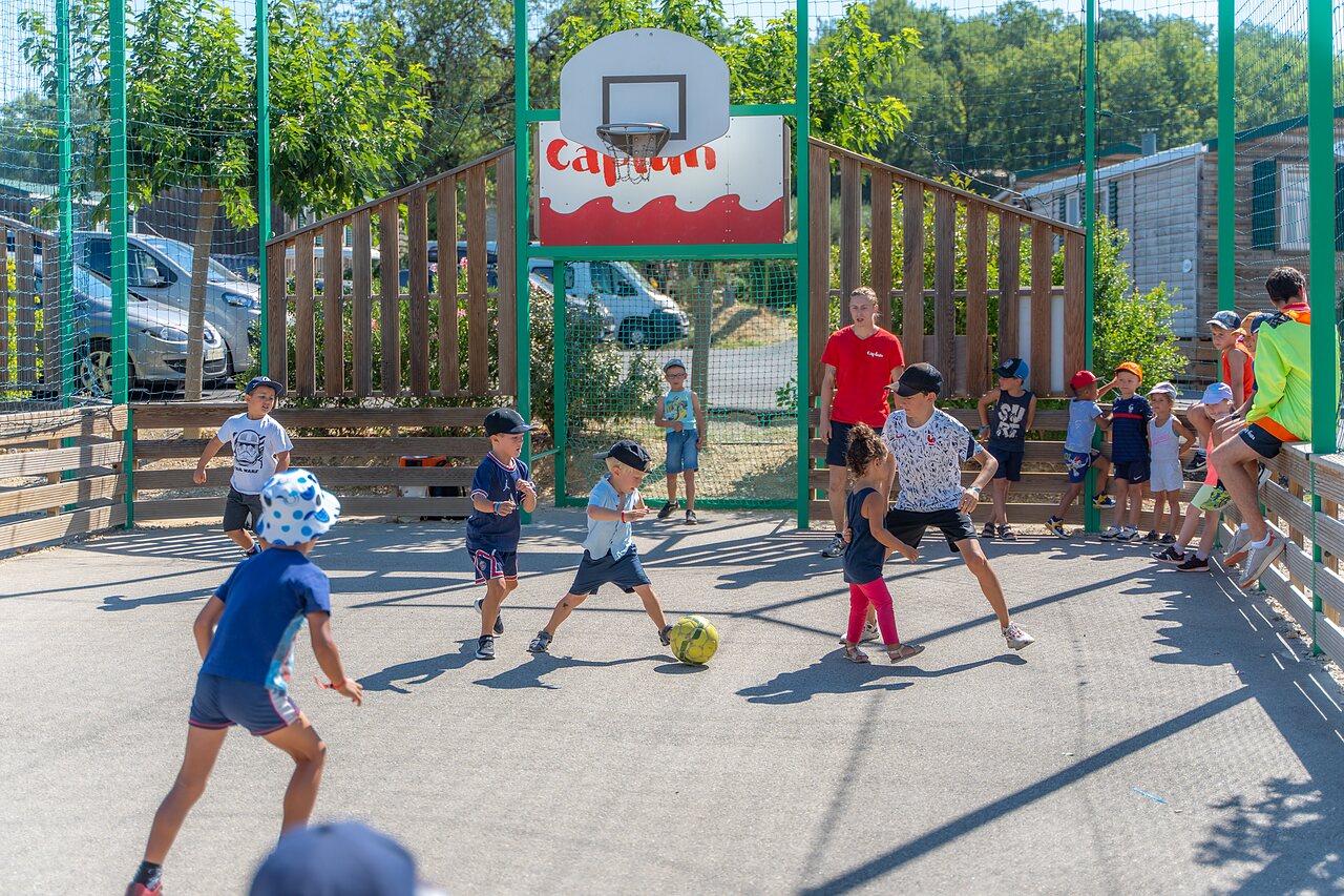 Enfants jouant au football sur terrain multisport au CAPFUN Carpe Diem VAISON LA ROMAINE.