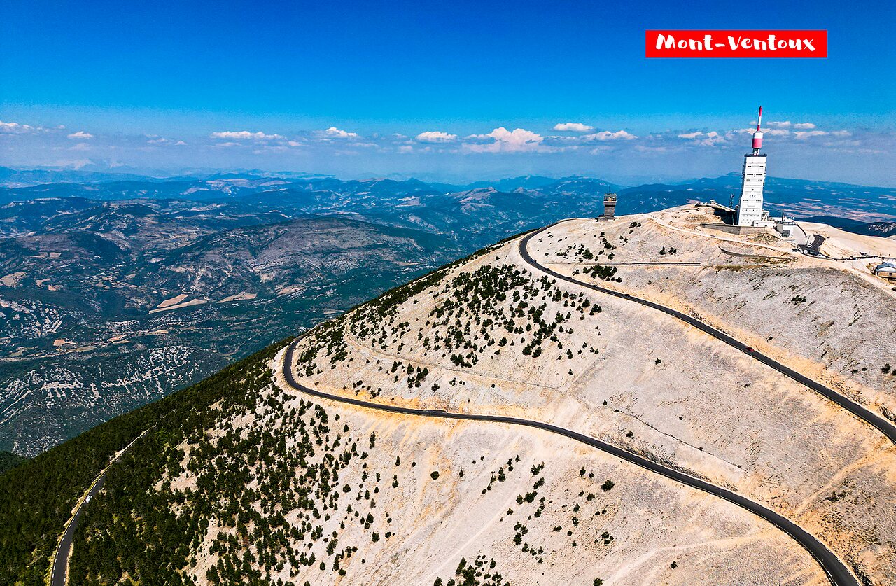 Sommet du Mont Ventoux, son observatoire et route sinueuse en Provence.