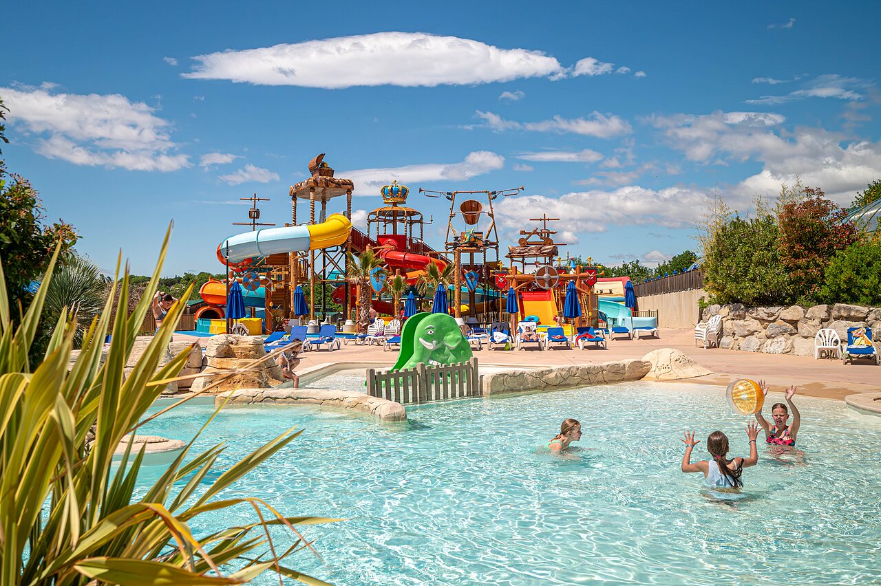 Parc aquatique avec toboggans g�ants et piscine au camping CAPFUN Carpe Diem � VAISON LA ROMAINE (84).