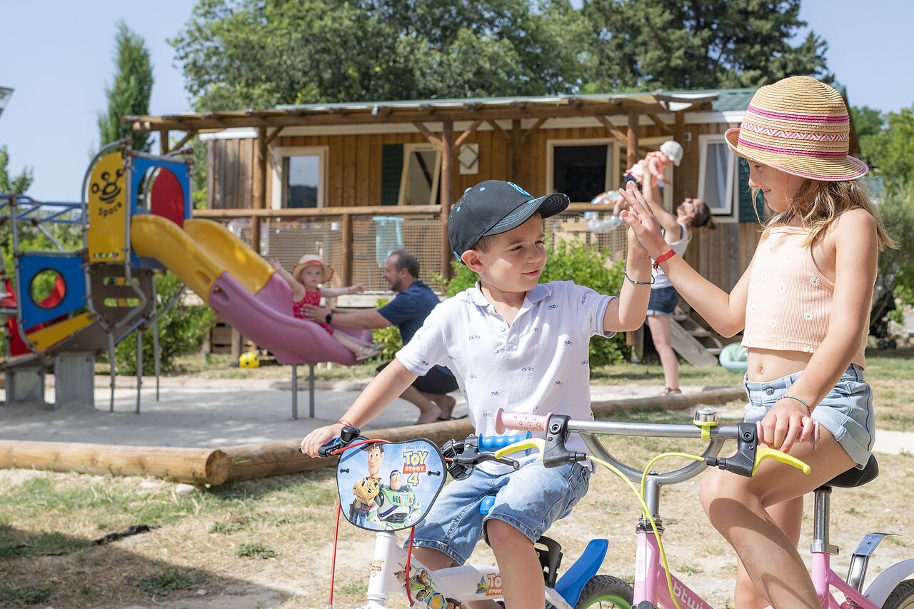Aire de jeux enfants au camping CAPFUN Carpe Diem � VAISON LA ROMAINE.