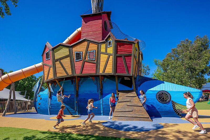 Jeu Carabouille - Grande structure de jeux color�e avec toboggan et enfants au camping CAPFUN Cenic � PENESTIN (56).