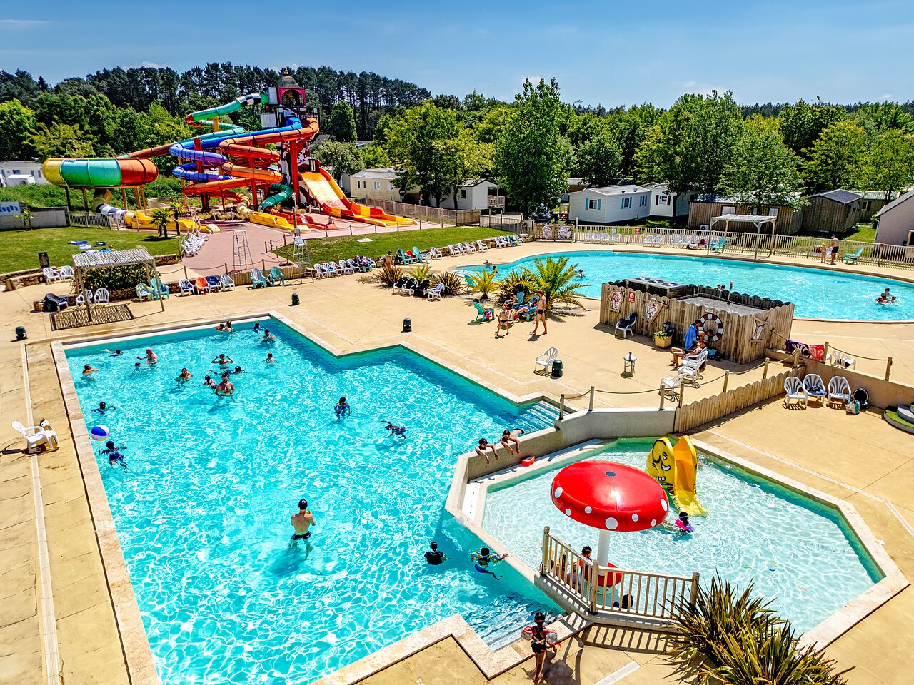 Grand parc aquatique avec toboggans g�ants et piscines au camping CAPFUN Cenic � PENESTIN (56).