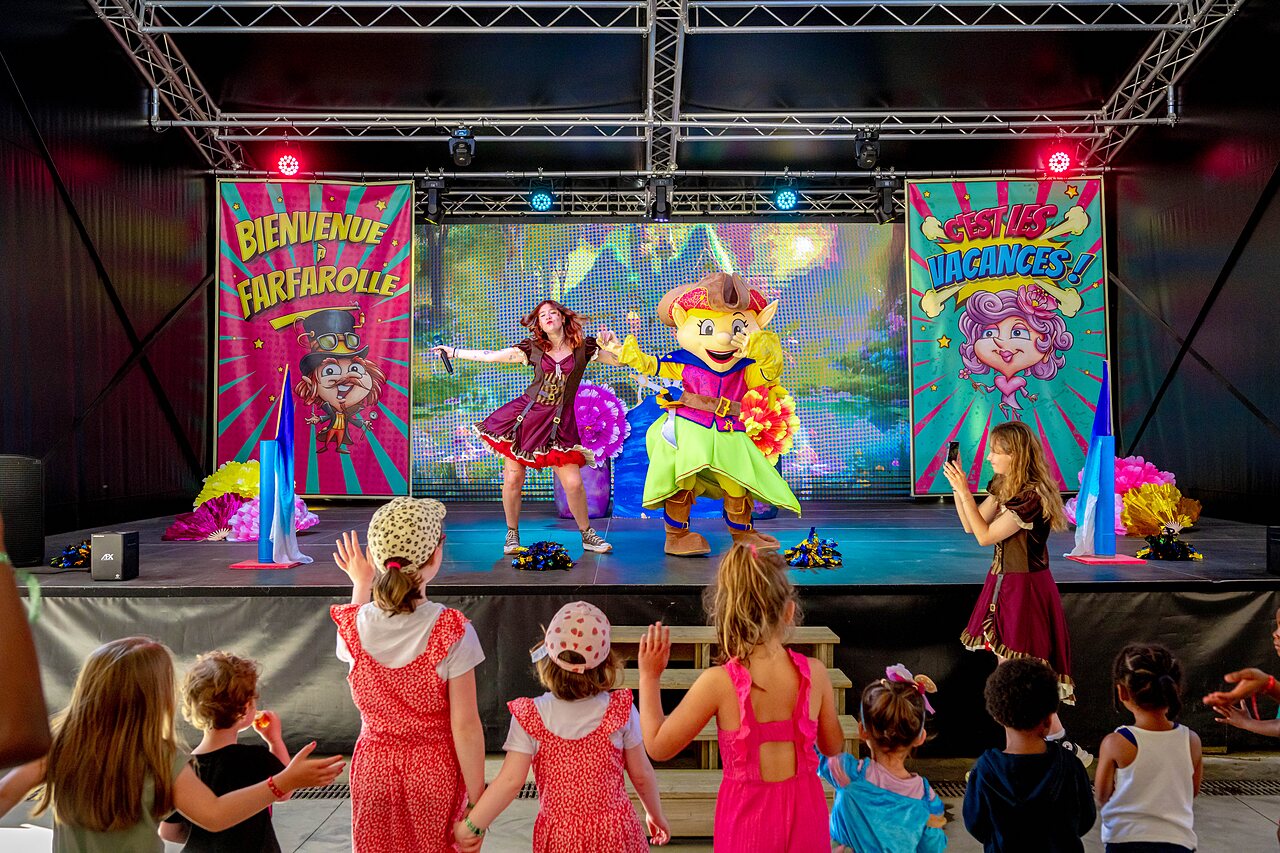 Spectacle d'animation avec mascotte et enfants au camping CAPFUN Cenic � PENESTIN (56).