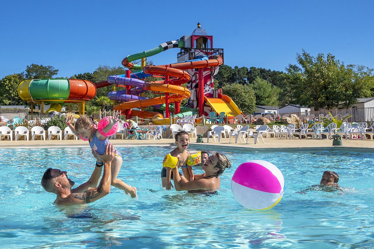 Piscine ext�rieure, toboggans aquatiques et famille au camping CAPFUN Cenic � PENESTIN (56).