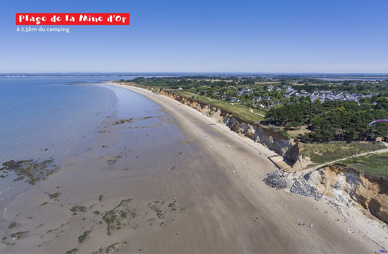 Plage de la Mine d'Or, �tendue de sable et falaises, pr�s de P�nestin.