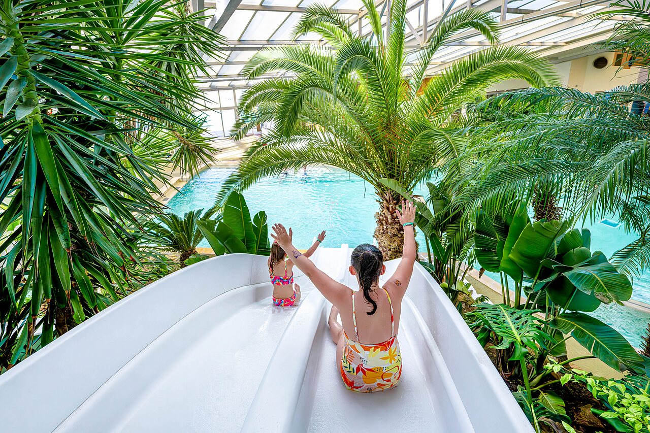 Toboggan aquatique et piscine couverte avec enfants au camping CAPFUN Cenic � PENESTIN (56).