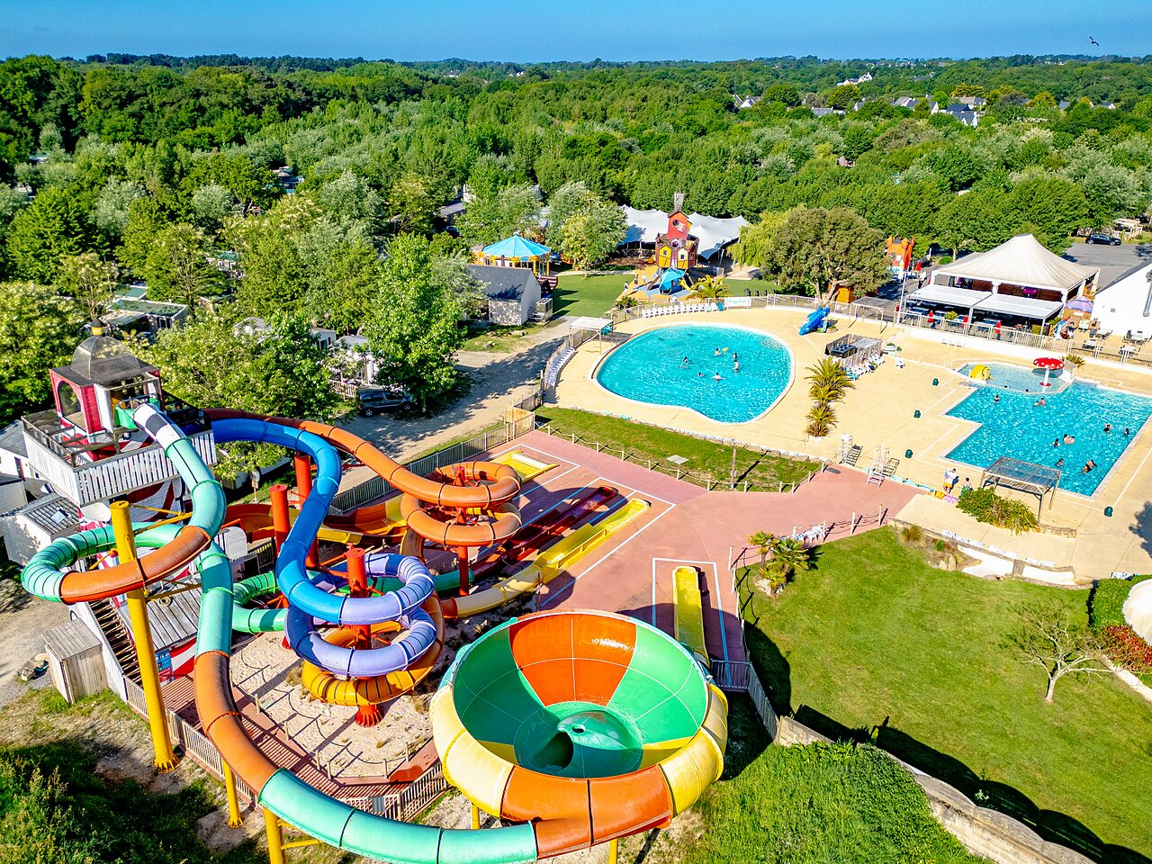 Parc aquatique, toboggans g�ants et piscines ext�rieures au camping CAPFUN Cenic � PENESTIN (56).